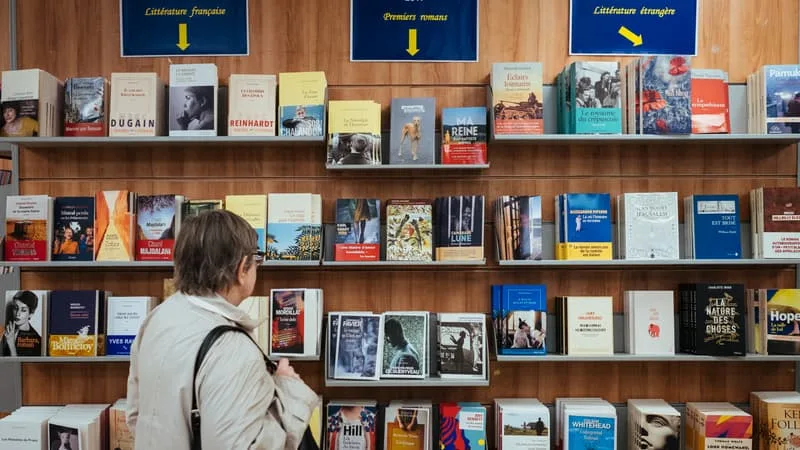 DES HISTOIRES PLUS FACILES À LIRE? SELON UNE ÉTUDE, LES HUMAINS PRÉFÈRENT LES NOUVELLES GÉNÉRÉES PAR L’IA PLUTÔT QU’ÉCRITES PAR DE VRAIS AUTEURS