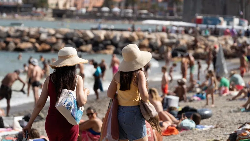 « UNE TRÈS BELLE SAISON »: MALGRÉ LES INCENDIES ET LES GUERRES, LE TOURISME EN FRANCE A ÉTÉ ÉTONNAMMENT MEILLEUR QU’À L’ÉTÉ 2025 (LA BRETAGNE ET LES ALPES DU NORD ONT CARTONNÉ)