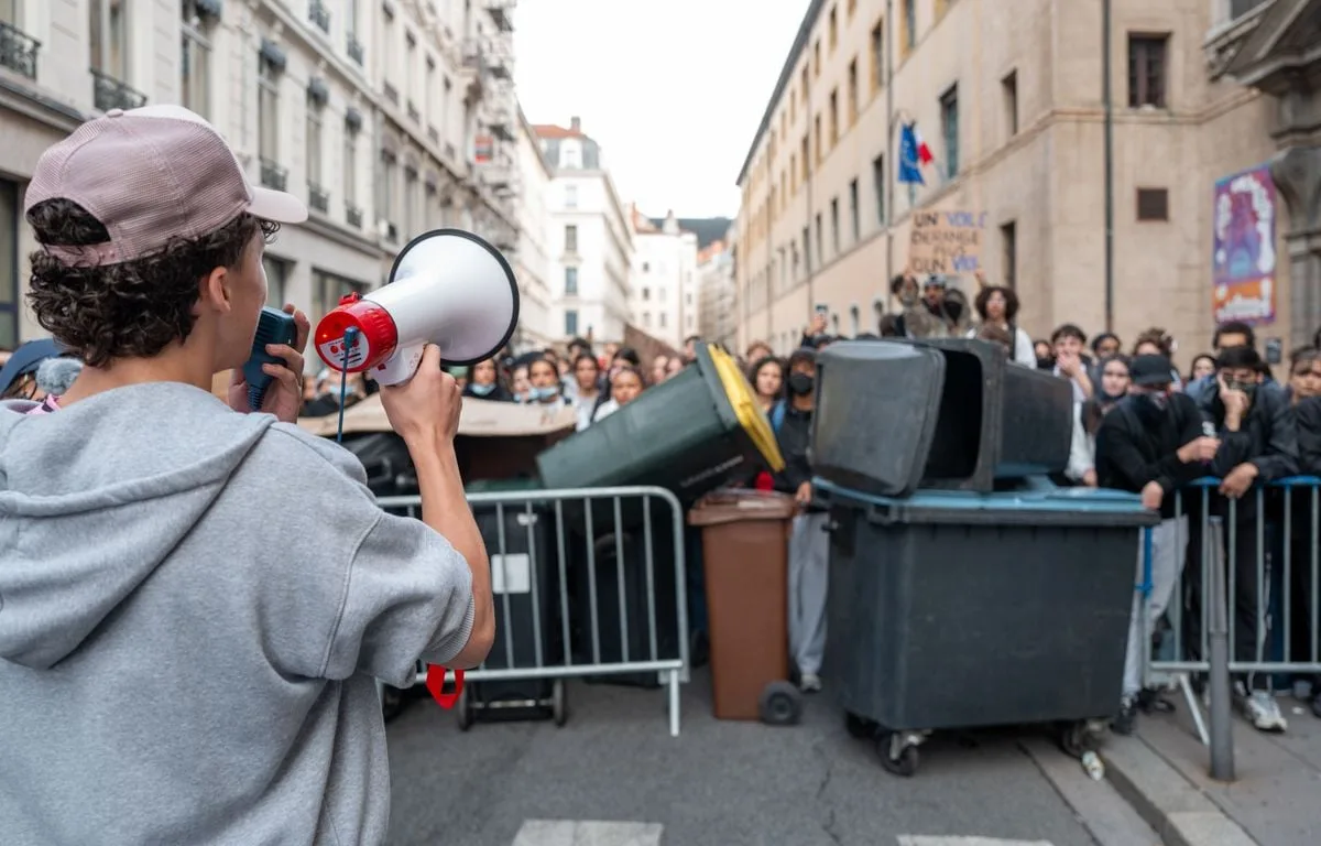 TOUTE L’INFO EN 2 MINUTES : « ACTE III » DES LYCÉENS, LE SPECTRE DE LA PESTE ET LES BLEUS ÉTRILLENT LA BELGIQUE