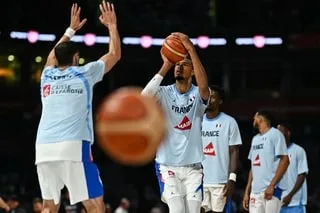 BASKET. « ON DIRAIT UN BALLON EN CAOUTCHOUC DE SUPERMARCHÉ » : POURQUOI LES JOUEURS NBA SE PLAIGNENT DE LA BALLE FIBA ?
