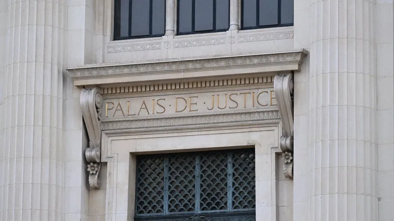 « JE SUIS ANTI-SECTE »: AU PROCÈS EN APPEL DU « GOUROU DE LA VILLETTE », ELYSÉE ADE NIE TOUTE EMPRISE SOUS L’ŒIL ATTENTIF DE SES SOUTIENS