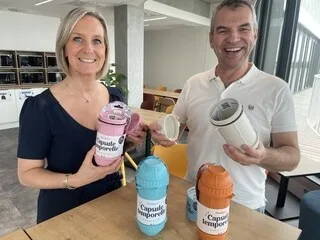 « UN COLIS VENU D’AILLEURS » : ILS ONT CRÉÉ UNE CAPSULE TEMPORELLE À ENTERRER ET OUVRIR DANS 5, 10, 15 OU MÊME 30 ANS !