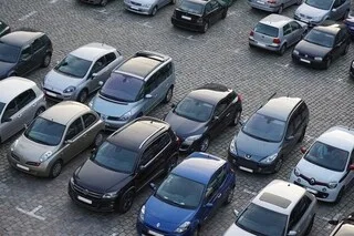 EN PLEINE CANICULE, UNE BABY-SITTER LAISSE DEUX ENFANTS DE 3 ET 5 ANS DANS UNE VOITURE POUR ALLER FAIRE DES COURSES