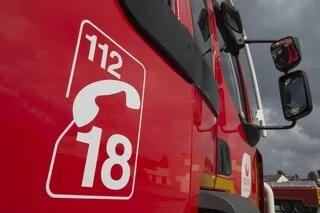 À PARIS, DES BONBONNES DE PROTOXYDE D’AZOTE ET DES MORTIERS D’ARTIFICE ATTISENT LES FLAMMES DANS UN APPARTEMENT EN FEU