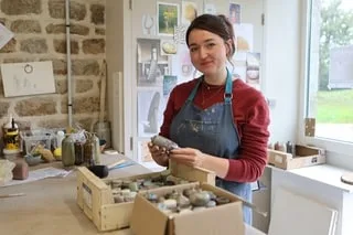 « TOUT CE QUE JE FAIS S’APPARENTE AUX PAYSAGES QUI M’ENTOURENT » : CETTE CÉRAMISTE ORNE SES CRÉATIONS DE PIERRES PRÉCIEUSES