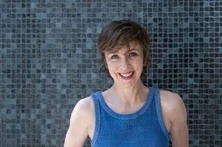 PORTRAIT. DE « POP N’CO » À « MUSIC QUEER » : REBECCA MANZONI, LA VOIX DE LA POP SUR FRANCE INTER