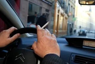 FUMER, SE MAQUILLER, BOIRE DE L’EAU, RÉGLER LE GPS… QUE PEUT-ON FAIRE AU VOLANT DE SA VOITURE SANS DANGER ET SANS PV ?