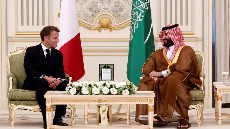L’ARABIE SAOUDITE NE VA PAS SE LIMITER AUX 95.000 TONNES DE DIESEL DÉJÀ SÉCURISÉES: EMMANUEL MACRON ANNONCE QUE LE PAYS S’ENGAGE SUR DES LIVRAISONS SUPPLÉMENTAIRES AUSSI LONGTEMPS « QUE NÉCESSAIRE »
