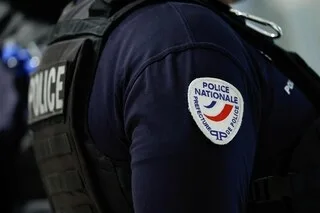 STOPPÉ PAR DES BLOCS DE BÉTON APRÈS UNE COURSE-POURSUITE, IL S’ENFUIT À PIED ET FRAPPE UN POLICIER EN MAINE-ET-LOIRE