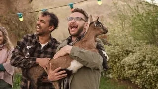 « L’AVENTURE AU COIN DE LA RUE » : JEANFI JANSSENS DÉCOUVRE L’AVEYRON AVEC HUMOUR DANS « NOS TERRES INCONNUES »