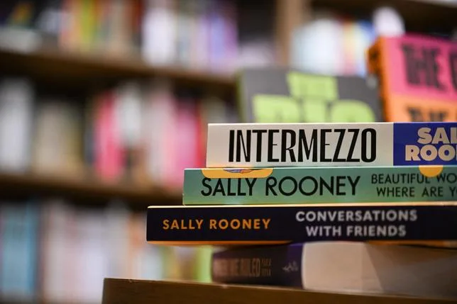 LE RETRAIT DES LIVRES DE SALLY ROONEY DU ROYAUME-UNI RÉVÈLE L’ABSURDITÉ DES LOIS ANTITERRORISTES
