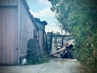 « ON A EU PEUR » : LE FEU RAVAGE UN GARAGE, BRÛLE CINQ VOITURES ET MENACE DES MAISONS PRÈS D’ANGERS, CE QUE L’ON SAIT