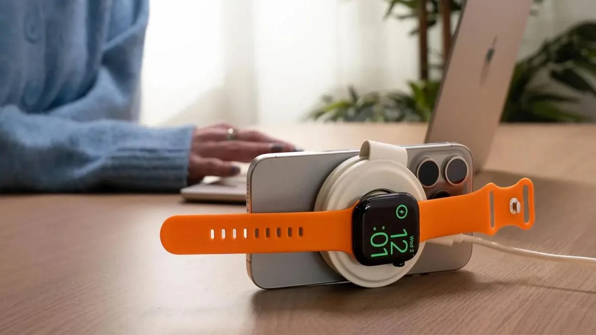 AFFICHÉ À -60 %, CE CHARGEUR SANS FIL QI2 2-EN-1 PEUT RECHARGER UN IPHONE ET UNE APPLE WATCH EN MÊME TEMPS