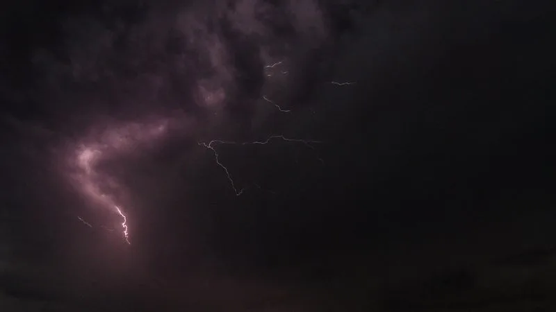 ARBRES ARRACHÉS, GRÊLONS IMPORTANTS… LES IMAGES IMPRESSIONNANTES DES ORAGES QUI ONT BALAYÉ UNE PARTIE DE LA FRANCE