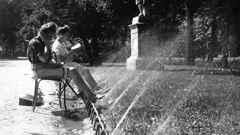 DES INCITATIONS À BOIRE DE LA BIÈRE JUSQU’À LA PRISE DE CONSCIENCE SANITAIRE: PLONGÉE DANS LES ARCHIVES DES CANICULES QUI ONT FRAPPÉ LA FRANCE DEPUIS LES ANNÉES 40