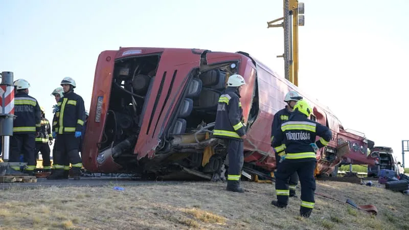 AU MOINS 12 MORTS ET 10 BLESSÉS EN HONGRIE DANS L’ACCIDENT D’UN BUS IMMATRICULÉ EN POLOGNE, LE PLUS GRAVE DANS LE PAYS DEPUIS 2003