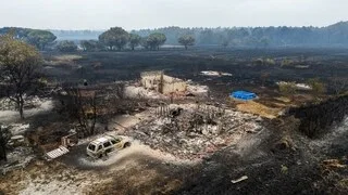 REPORTAGE. « LA SITUATION EST CATASTROPHIQUE » : DÉVASTÉ PAR LE FEU, LE VILLAGE DU PORGE DÉCOUVRE L’AMPLEUR DU DÉSASTRE