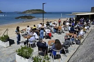 OÙ BOIRE UN VERRE LES PIEDS DANS L’EAU ? VOICI NOS CINQ LIEUX PRÉFÉRÉS AUTOUR DE SAINT-MALO