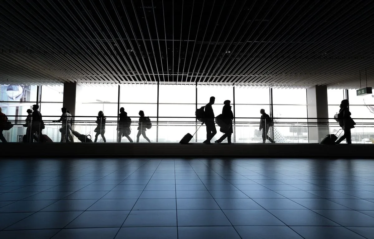 ESPAGNE : CONFONDUE AVEC SA JUMELLE PAR LES AUTORITÉS, UNE TOURISTE BRITANNIQUE RESTE BLOQUÉE À L’AÉROPORT