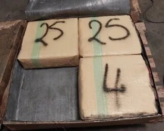PLUS DE 2,5 TONNES DE RÉSINE DE CANNABIS TROUVÉS DANS DES CAISSONS, « UNE SAISIE EXCEPTIONNELLE » DANS LE PORT DU HAVRE