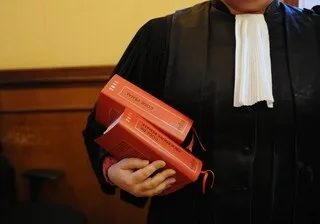 UN CONDUCTEUR SANS PERMIS CONDAMNÉ À UN AN DE PRISON APRÈS UN REFUS D’OBTEMPÉRER À PLUS DE 180 KM/H