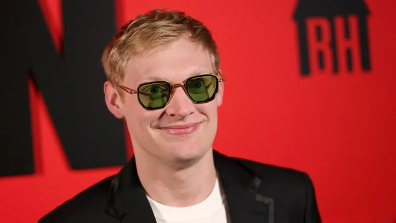 DERRIÈRE LE CARTON DU FILM D’HORREUR « OBSESSION », L’ASCENSION EXPRESS DU RÉALISATEUR CURRY BARKER, 26 ANS SEULEMENT