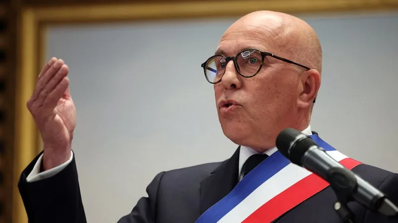 « FAIRE VIVRE LES SYMBOLES DE LA NATION »: ÉRIC CIOTTI ANNONCE L’INSTALLATION DE MÂTS DANS LES COURS D’ÉCOLE DE NICE POUR Y FAIRE FLOTTER LE DRAPEAU TRICOLORE