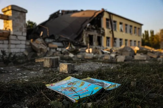 LES FRAPPES RUSSES EN UKRAINE PRIVENT LES ÉLÈVES DE MANUELS SCOLAIRES : “FAHRENHEIT 451”