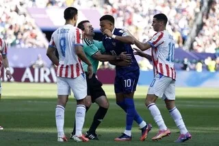 « LA COUPE DU MONDE EST FINIE POUR LUI… » : L’ARBITRAGE « CATASTROPHIQUE » DE TANTASHEV LORS DE FRANCE-PARAGUAY DÉCRYPTÉ