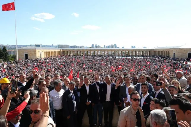 EN TURQUIE, L’OPPOSITION EN PLEINE CRISE : “C’EST PIRE QUE S’ILS AVAIENT FERMÉ LE PARTI”
