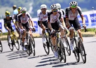 TOUR DE FRANCE. « JE NE COMPRENDS RIEN », « ABSURDE » : UAE EMIRATES XRG CONTRÔLE TOUT, LE PELOTON ENRAGE