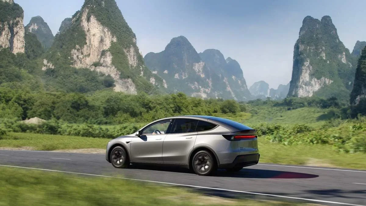 PLUS LOURD, PLUS GROS MAIS PLUS EFFICIENT : L’ÉTONNANT RECORD D’AUTONOMIE DU TESLA MODEL Y 6 PLACES
