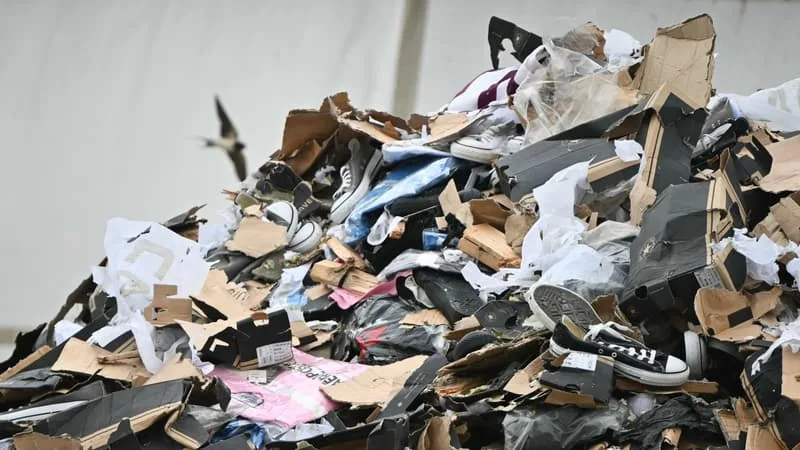 38.000 BASKETS ONT ÉTÉ DÉCHIQUETÉES AU PORT DU HAVRE: EN 2025, LES DOUANIERS ONT INTERCEPTÉ 1,2 MILLION DE PRODUITS DE CONTREFAÇON ET « ABSOLUMENT TOUT PEUT ÊTRE CONTREFAIT » (Y COMPRIS DU DENTIFRICE)