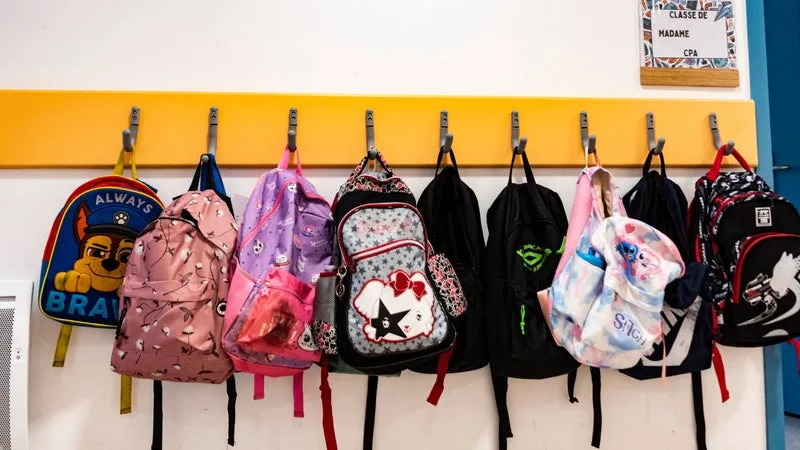 « ON EN VIENT À PSYCHOTER UN PEU »: POUR LES PARENTS, UNE RENTRÉE SCOLAIRE MARQUÉE PAR LES SCANDALES DU PÉRISCOLAIRE