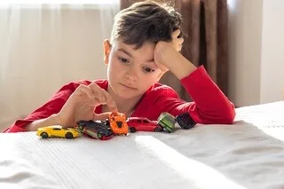 LA CHARGE MENTALE DES ENFANTS, ON EN PARLE ? VOICI COMMENT LEUR ÉVITER LE SYNDROME DE L’AGENDA SURCHARGÉ