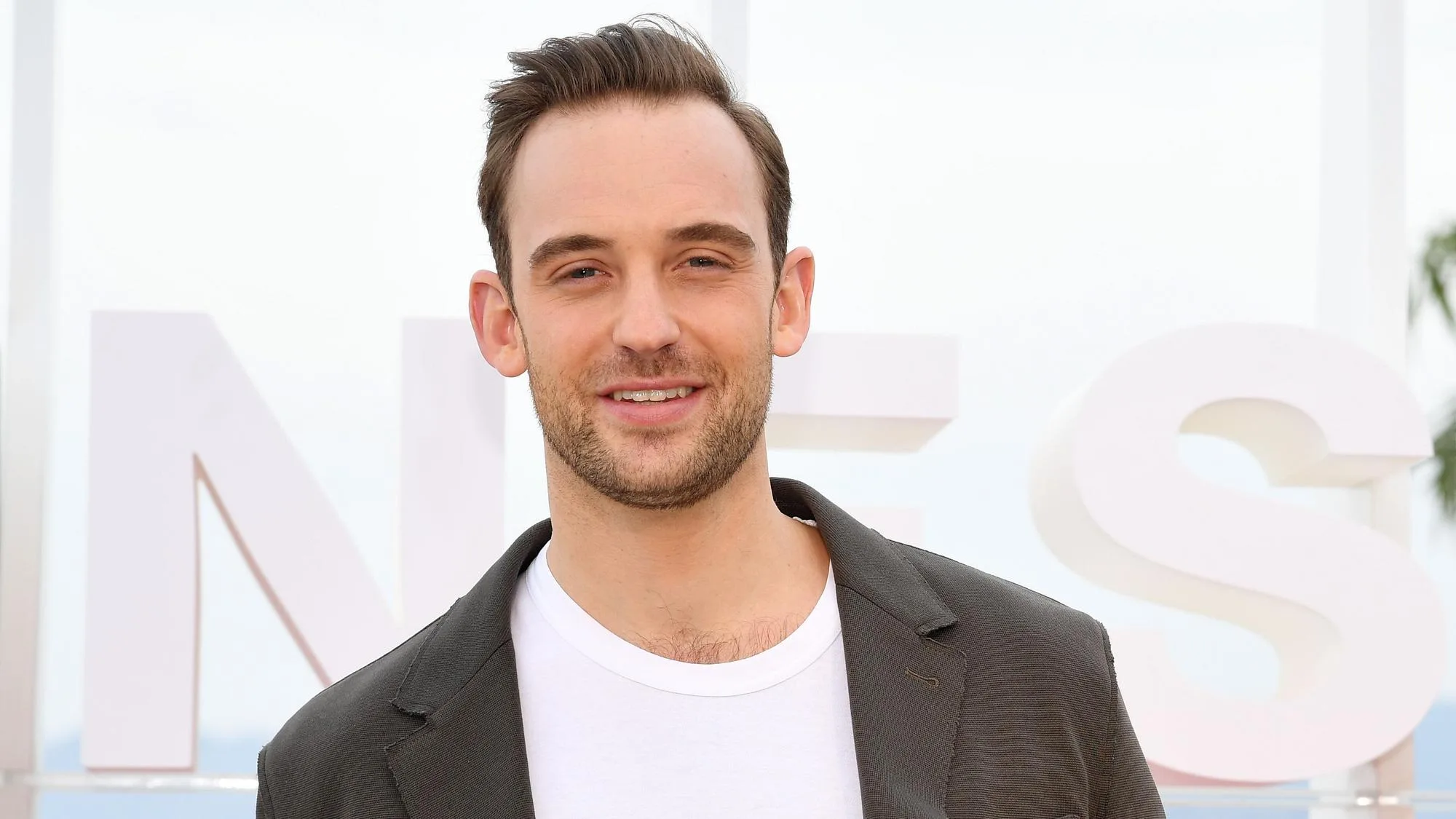JOËL DICKER ET PRIME VIDEO VONT OFFRIR AUX FANS DU ROMANCIER TROIS NOUVELLES ADAPTATIONS