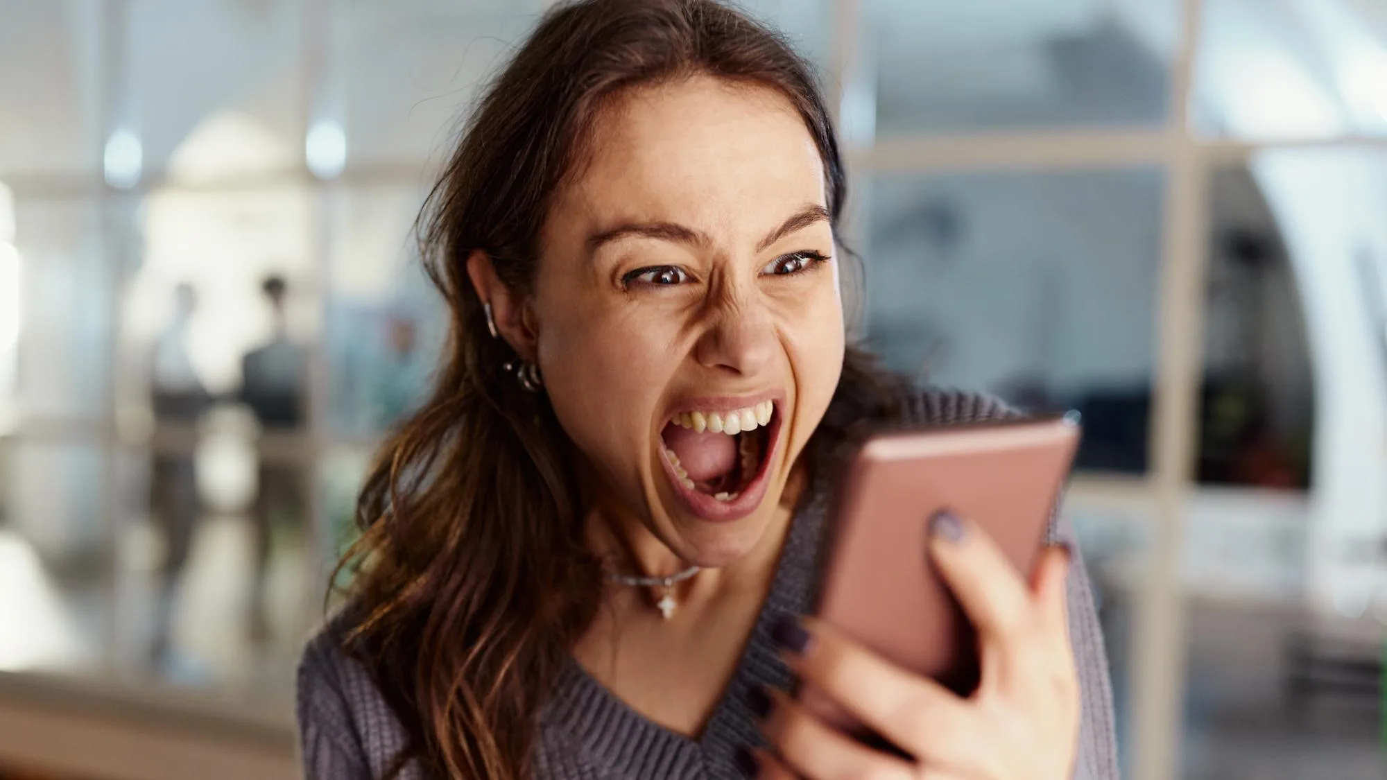 POUR NE PAS ÊTRE LE RELOU DE SERVICE SUR LES GROUPES WHATSAPP, VOICI LES MESSAGES À ÉVITER