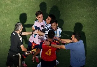 ARGENTINE – ESPAGNE. UN JOUEUR ÉCOPE D’UN CARTON ROUGE APRÈS LE MATCH POUR AVOIR AGRESSÉ GAVI