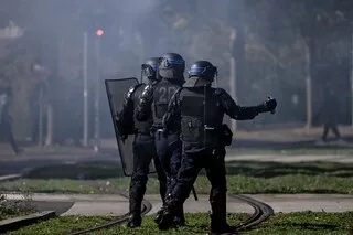 BLOCAGE DES LYCÉES : LA FAMILLE DE L’ADOLESCENT ÉBORGNÉ À TOURS DÉNONCE DES VIOLENCES POLICIÈRES ET PORTE PLAINTE