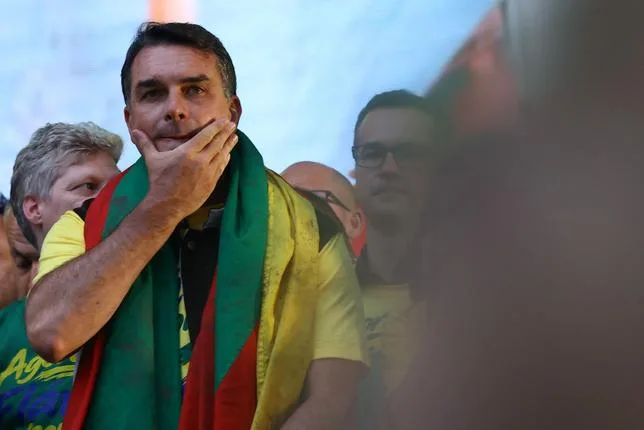 BATTU À LA PRÉSIDENTIELLE, FLÁVIO BOLSONARO SERAIT EN FUITE VERS LES ÉTATS-UNIS