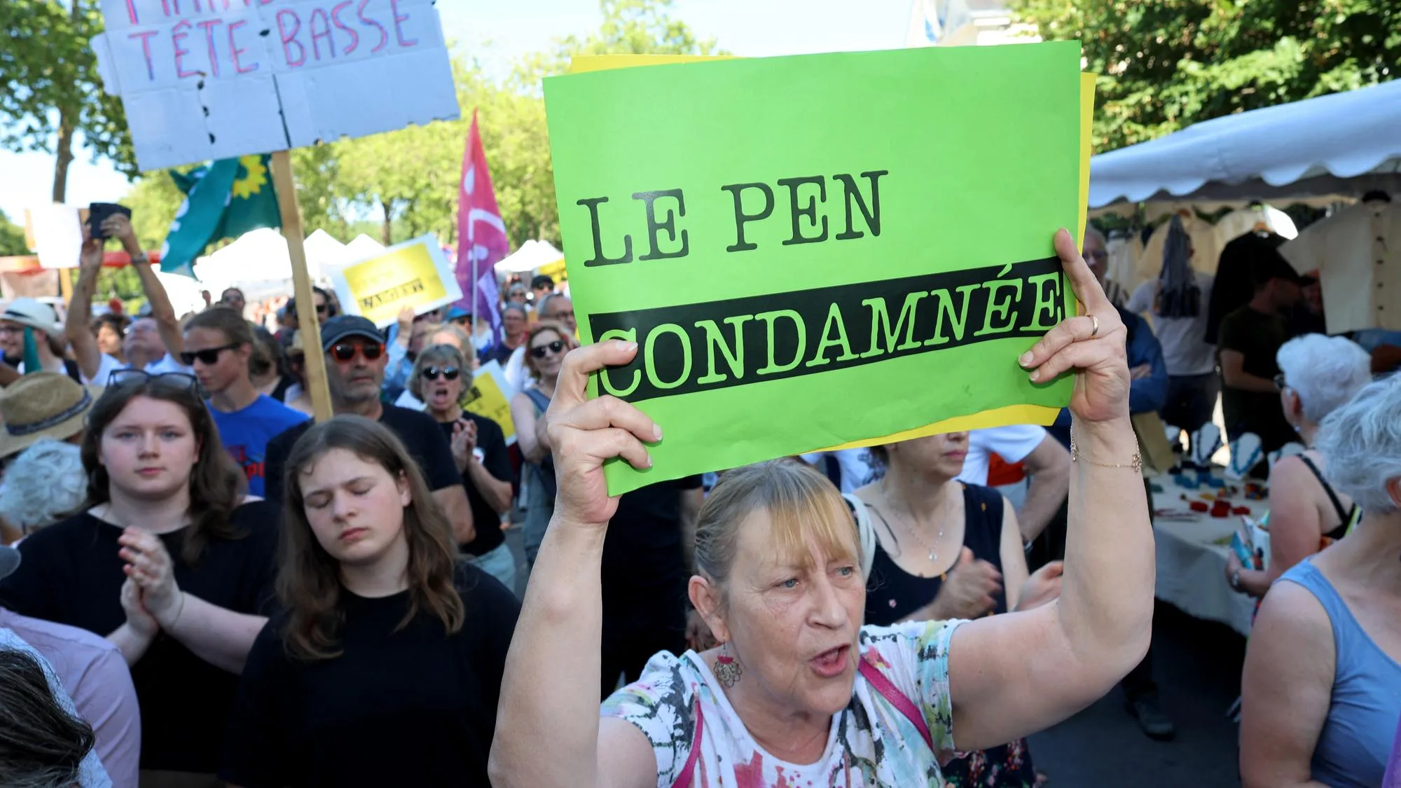 MARINE LE PEN ET JORDAN BARDELLA ACCUEILLIS AVEC DES CASSEROLES POUR LEUR PREMIER DÉPLACEMENT COMMUN