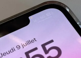 POURQUOI VOUS DEVRIEZ FAIRE TRÈS ATTENTION AU PETIT POINT VERT OU ORANGE QUI APPARAÎT EN HAUT DE VOTRE TÉLÉPHONE ?