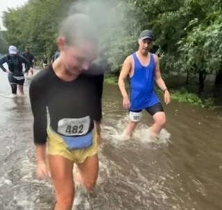 VIDÉO. UN SEMI-MARATHON DANS LES INONDATIONS : AUX ÉTATS-UNIS, DES ATHLÈTES COURENT AVEC DE L’EAU JUSQU’AUX CUISSES