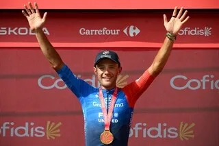 VUELTA 2026. « JE NE SAVAIS PAS S’IL Y AVAIT DES MECS DEVANT » : LA RÉACTION DE BASTIEN TRONCHON APRÈS SA VICTOIRE