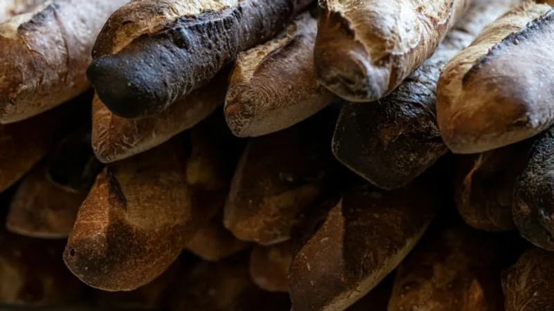 PRIX, QUALITÉ… QUELLES DIFFÉRENCES ENTRE UNE BAGUETTE VENDUE EN BOULANGERIE ET EN SUPERMARCHÉ?