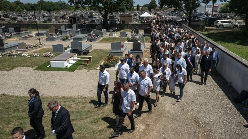 OBSÈQUES DE LYHANNA: FLEURANCE A RENDU UN DERNIER HOMMAGE CHARGÉ D’ÉMOTION À L’ENFANT DE 11 ANS CE VENDREDI
