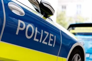 UN BUS SCOLAIRE PERCUTE PLUSIEURS VOITURES ET FINIT DANS UN MUR EN ALLEMAGNE, QUATORZE BLESSÉS DONT PLUSIEURS GRAVEMENT