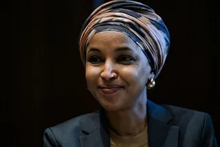 ÉTATS-UNIS : QUI EST ILHAN OMAR, DÉPUTÉE DU MINNESOTA PERQUISITIONNÉE LORS D’UNE ENQUÊTE SUR SA NATIONALITÉ AMÉRICAINE ?