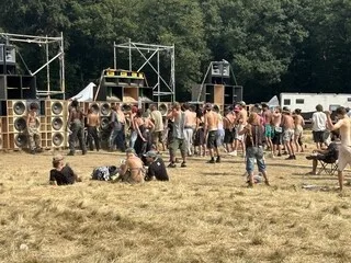FREE PARTY DANS LE MORBIHAN : MALGRÉ PRÈS DE 2 000 VERBALISATIONS, DES PARTICIPANTS DÉCIDENT DE CONTINUER