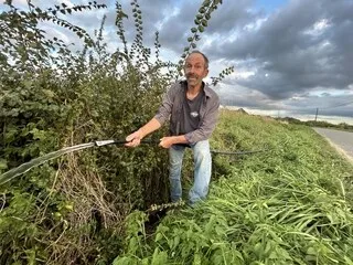 UN TUYAU DÉVERSE DE L’EAU DANS UN FOSSÉ EN PLEINE SÉCHERESSE, UN GAZ S’ÉCHAPPE : « AUCUN DANGER POUR LA SANTÉ PUBLIQUE »